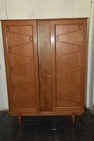 Armoire ouvrant en façade par deux vantaux ornés de baguette…