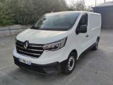 la camionnette blanche est garée dans un parking près d'un bâtiment