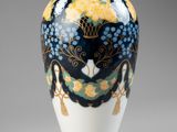une image représentant un vase bleu et blanc orné d'un motif