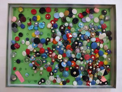une photo d'une photo d'une photo de boutons dans une boîte
