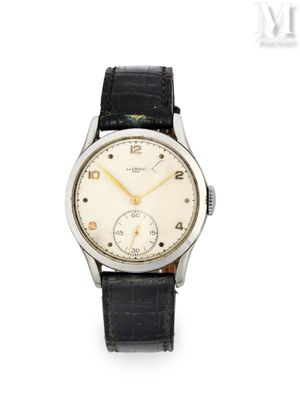 gros plan d'une montre sur une surface blanche avec un bracelet noir