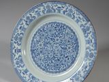 assiette bleue et blanche ornée d'un motif floral sur le bord