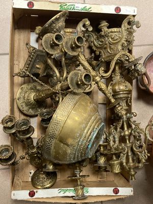 une boîte contenant tout un tas d'objets en laiton