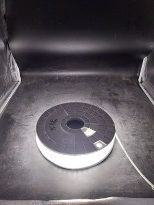 une photo d'une bobine de ruban adhésif dans le coffre d'une voiture