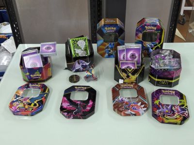 plusieurs types de cartes pokemon sur la table