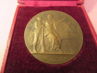 médaille d'or dans un écrin en velours rouge doublé de velours rouge