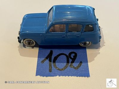 une petite voiture bleue posée sur une feuille de papier