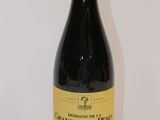 une bouteille de vin posée sur une table