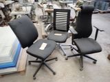 trois chaises de bureau qui se trouvent dans un entrepôt