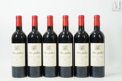 six bouteilles de vin rouge sont alignées sur une table