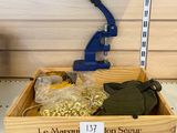 une boîte en bois contenant tout un tas d'objets