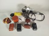 un appareil photo et quelques autres objets posés sur une table