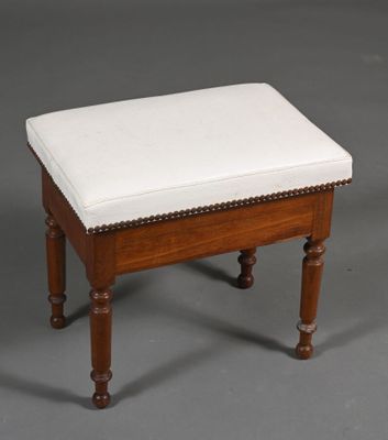 Bidet en bois reposant sur des pieds tournés. Coussin de sim…