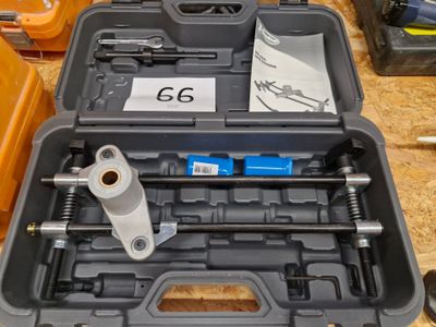 une trousse à outils posée sur une table
