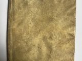 une feuille de papier posée sur une table