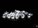 de très jolis diamants blancs sur un fond noir