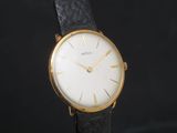gros plan d'une montre sur une surface noire