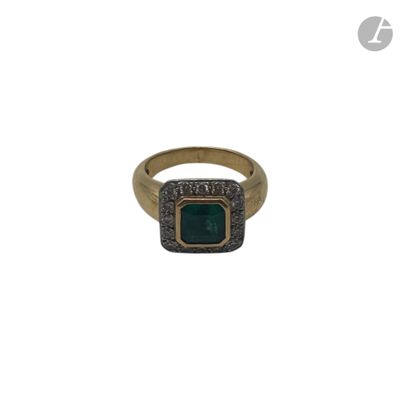 gros plan d'une bague en or avec une pierre verte