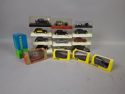 un grand nombre de voitures-jouets dans une vitrine