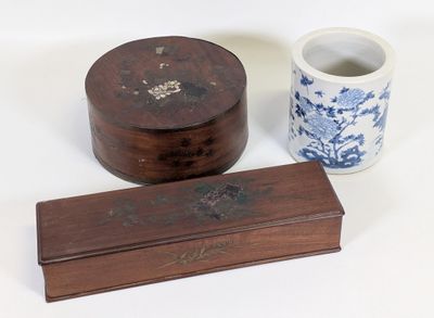 une petite boîte en bois et une tasse posées sur une surface blanche