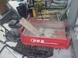 une petite boîte rouge contenant un morceau de bois
