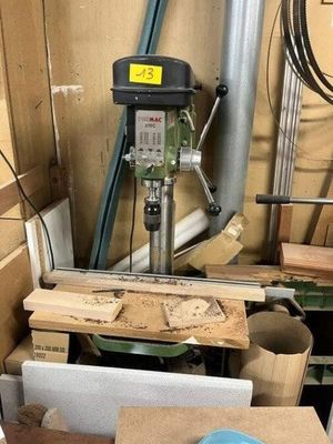 une machine posée sur une table dans une pièce