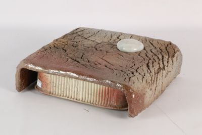 un petit livre posé sur une table