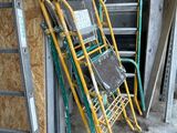 une échelle appuyée contre un mur