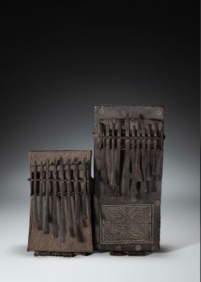 CONGO Un lot de deux anciennes sanzas en bois dur à décor de… - Photo 1