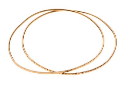 une paire de bracelets en or sur fond blanc