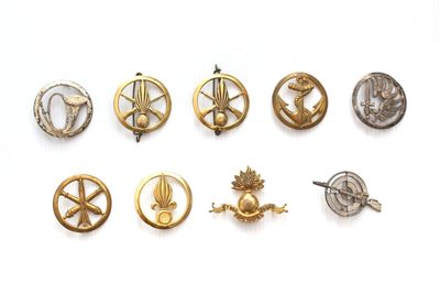 Plusieurs types de badges sont présentés sur un fond blanc