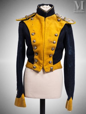 une veste jaune et noire sur un mannequin, un mannequin, un mannequin, un mannequin, un mannequin, un mannequin, un mannequin, un mannequin, un mannequin, un mannequin, un mannequin, un mannequin, un mannequin, un mannequin, un mannequin, un mannequin, un mannequin, un mannequin, un mannequin, un mannequin, un mannequin, un mannequin, un mannequin, un mannequin, un mannequin, un mannequin, un mannequin, un mannequin, un mannequin, un mannequin, un mannequin, un mannequin, un mannequin, un manne