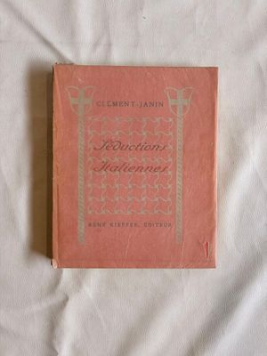 un livre rose posé sur un lit recouvert d'un drap blanc