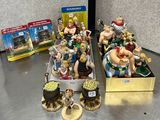 de nombreuses figurines représentant différents personnages, exposées dans une vitrine