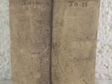 Deux vieux livres sont posés côte à côte sur une table