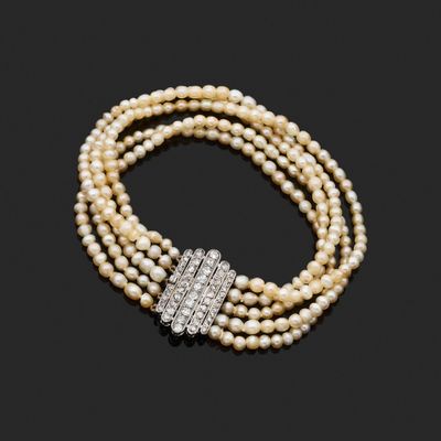 un collier à trois rangs de perles et de diamants