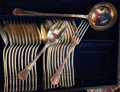 un lot de cuillères en argent et de cuillères dans une boîte