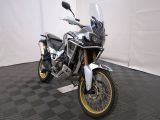 une moto garée sur un sol à damier noir et blanc