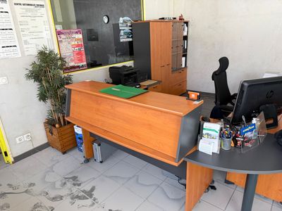 un bureau équipé d'un ordinateur et d'un écran, dans une pièce