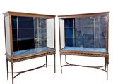 paire de vitrines anciennes avec des portes en verre et des pieds en métal