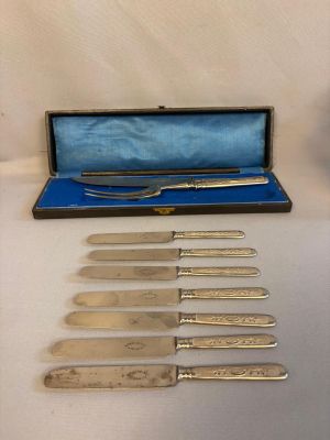 six couteaux et un ensemble de couteaux dans un coffret posé sur une table
