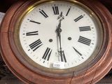 une horloge avec des chiffres romains sur le cadran