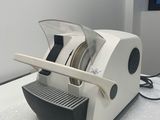 une machine posée sur une table