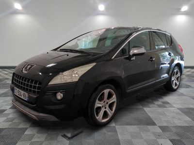 la photo d'une voiture noire garée sur un sol en damier