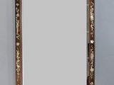 un miroir accroché au mur de la pièce