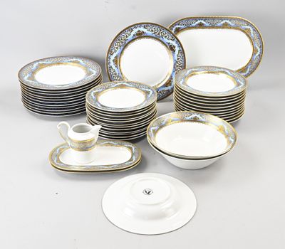 beaucoup d'assiettes, de tasses et de soucoupes sur la table