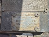 un gros plan d'une plaque métallique sur une machine