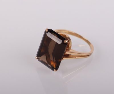 une bague en or sertie d'un quartz fumé au centre