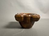 une image représentant un petit bol en bois posé sur une table