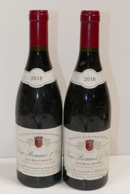 deux bouteilles de vin posées sur une table l'une à côté de l'autre